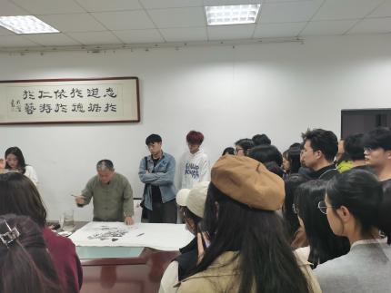 仪式结束后,刘新与艺术学院师生分享了他"关于绘画写