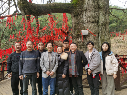 长黄九庆领导与陆良民老师的组织陪同带领下,走进新田当地的各处景点